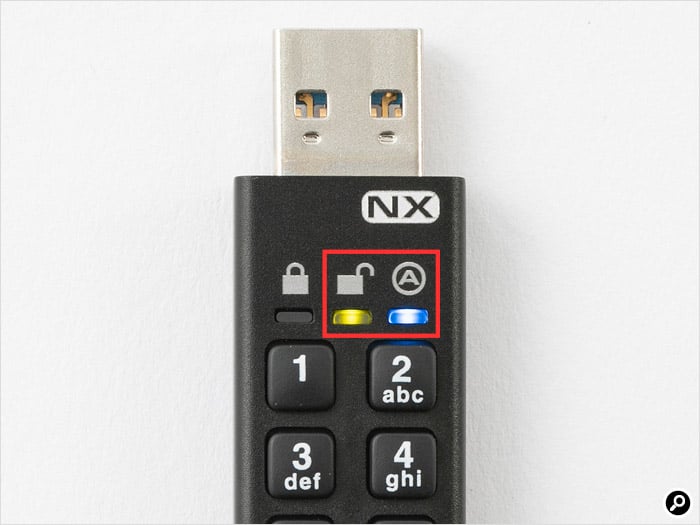 Admin PINが設定されていない場合、[アンロック]を押すと青と緑のLEDが点灯する