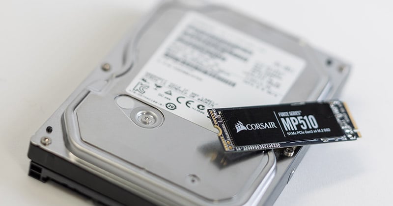 SSD(上)とHDD(下)は見た目が大きく異なりますが、同じ役割を持ったパーツ