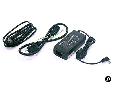 出力12V/5AのACアダプターが付属